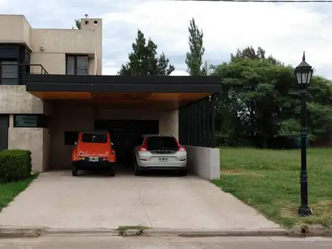 VENTA CASA 3 DORMITORIOS EN SOLDINI C/PISCINA