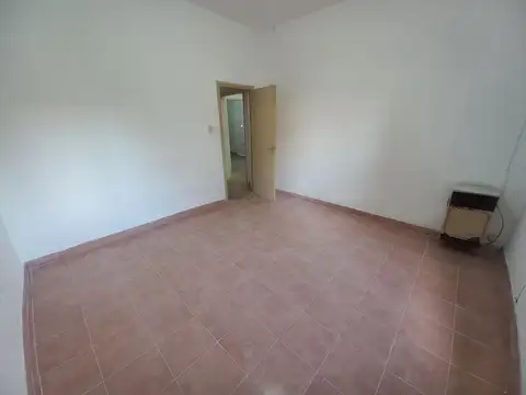 Casa en PH al frente 2 dormitorios y cochera semi cubierta