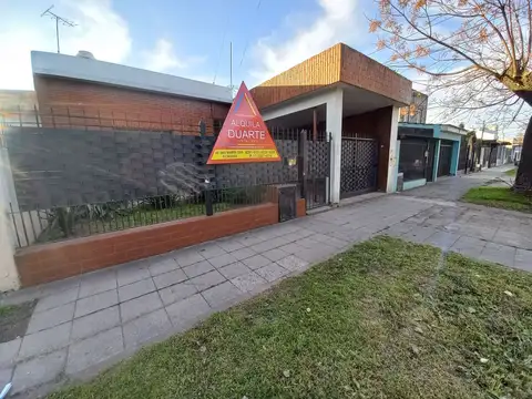Casa en PH al frente 2 dormitorios y cochera semi cubierta