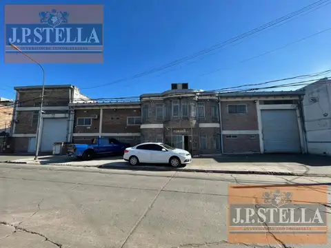 Galpón Industrial 2098 m² S/ 2 Calles - Oficinas - Baños y Vestuarios - Caseros