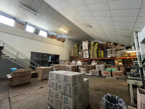 Galpón Industrial 2098 m² S/ 2 Calles - Oficinas - Baños y Vestuarios - Caseros