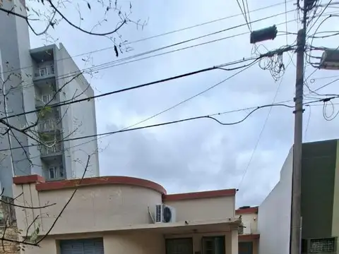 VENDO SOLIDA CASA EN CALLE LA RIOJA
