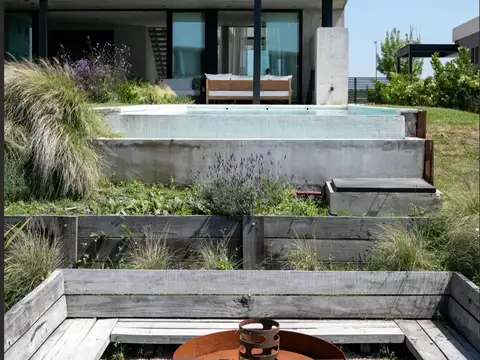 Casa 6 ambientes con 4 baños