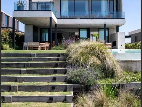 Casa en Alquiler Temporal con 2 cocheras