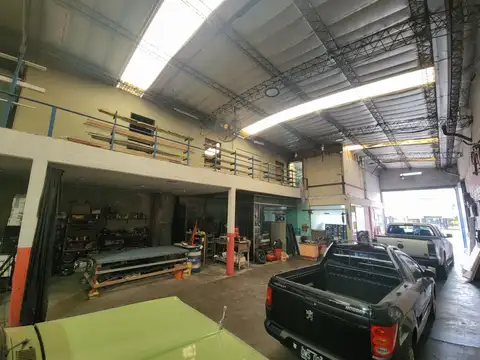 Local Comercial con deposito sobre arteria principal