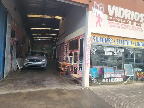Local Comercial con deposito sobre arteria principal