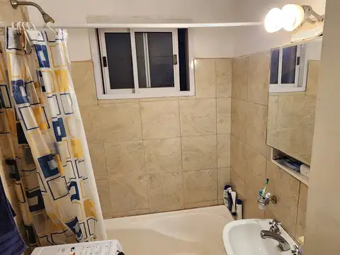 LARREA Y SARMIENTO. Monoambiente con cocina separada y baño completo. Luminoso.