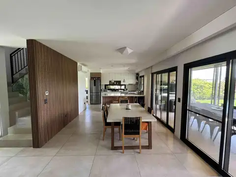 Casa 5 ambientes con 3 baños