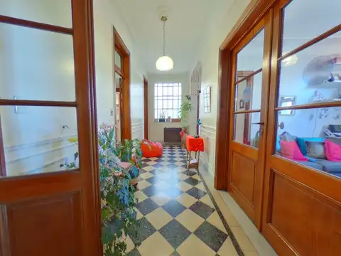 Espectacular departamento en impecable estado, ubicado en un edificio con reminiscencias de época.