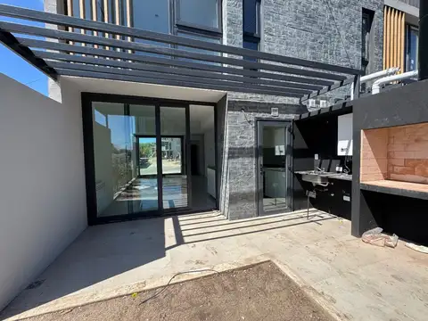 Casa 4 ambientes con 3 baños