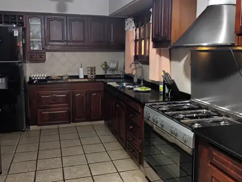 Casa 5 ambientes con 2 baños