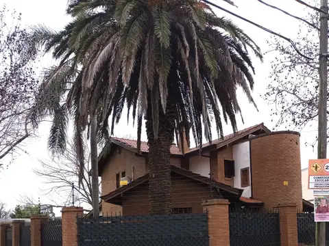 Excelente casa en venta de 5 ambientes, en dos plantas.