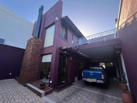 Amplia Casa minimalista 4 ambientes con jardín y piscina en venta - Ituzaingó