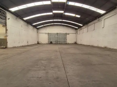 Galpón - depósito de  700 m2 entrada semi en Barracas - Alquiler
