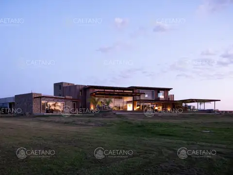 Casa 7 ambientes con 5 baños