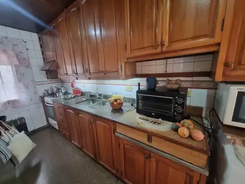 Casa 6 ambientes con 2 baños