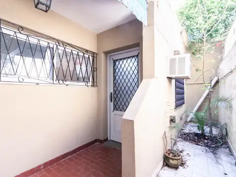 LUMINOSO PH DE DOS AMBIENTES CON DOS PATIOS SIN EXPENSAS EN EXCELENTE UBICACIÓN Y ENTORNO.