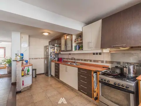 Casa 7 ambientes con 2 baños