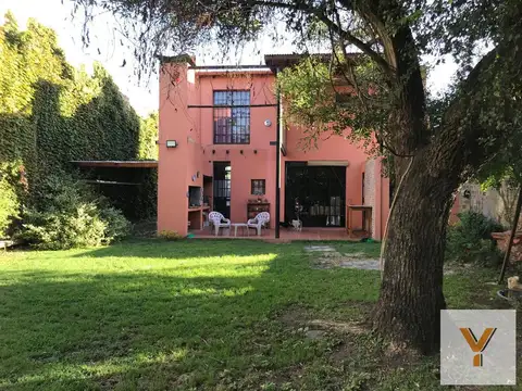 Casa en venta - 4 Dormitorios 3 Baños 2 Cocheras - 566Mts2 - Mercedes
