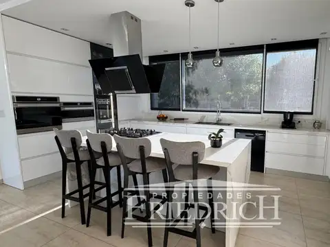 Casa en Venta con 8 cocheras