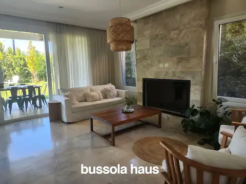 Casa 6 ambientes con 2 baños