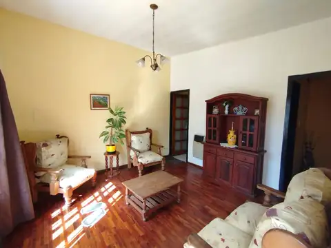 Casa 9 ambientes con 4 baños