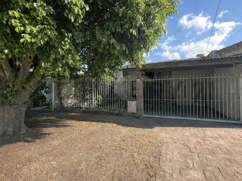 CASA 3 AMBIENTES CASTELAR NORTE