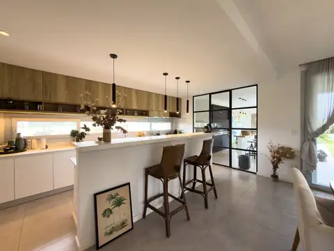 Casa 7 ambientes con 5 baños