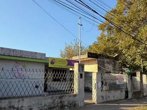 Casa  con local al frente  con jardin  y patio