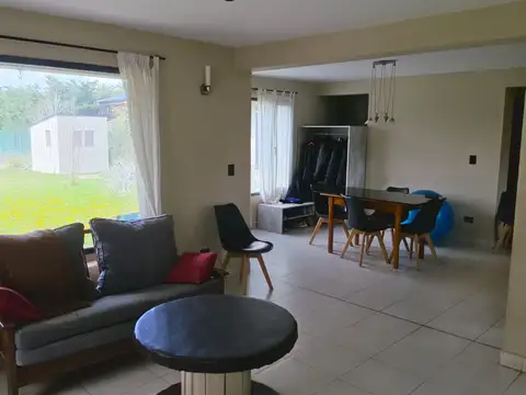 Casa 4 ambientes con 2 baños