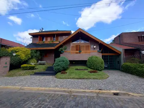 CHALET DE CATEGORIA EN VENTA EN INMEJORABLE UBICACION EN ADROGUE 