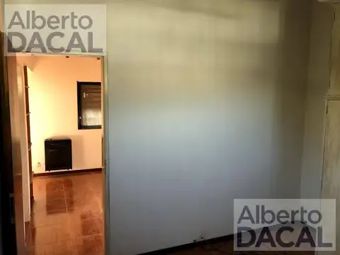 Casa 6 ambientes con 1 baño