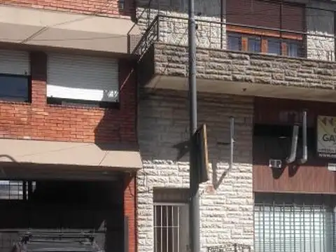 enta de Casa tipo PH fondo 2 AMBIENTES, caseros