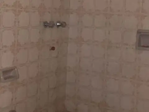 enta de Casa tipo PH fondo 2 AMBIENTES, caseros