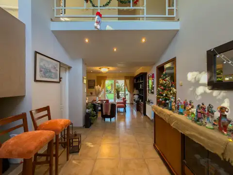 Casa 6 ambientes con 4 baños