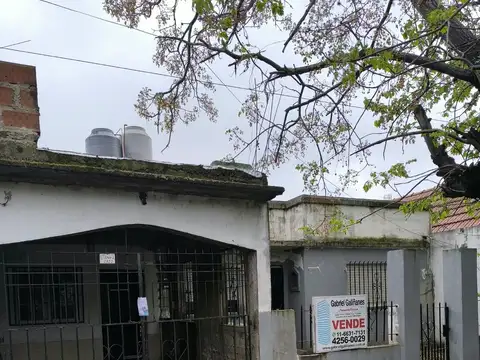 VENDE CASA 3 AMBIENTES + DEPTO 2 AMB - Berazategui -