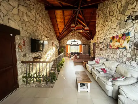 Casa en Venta con 3 cocheras