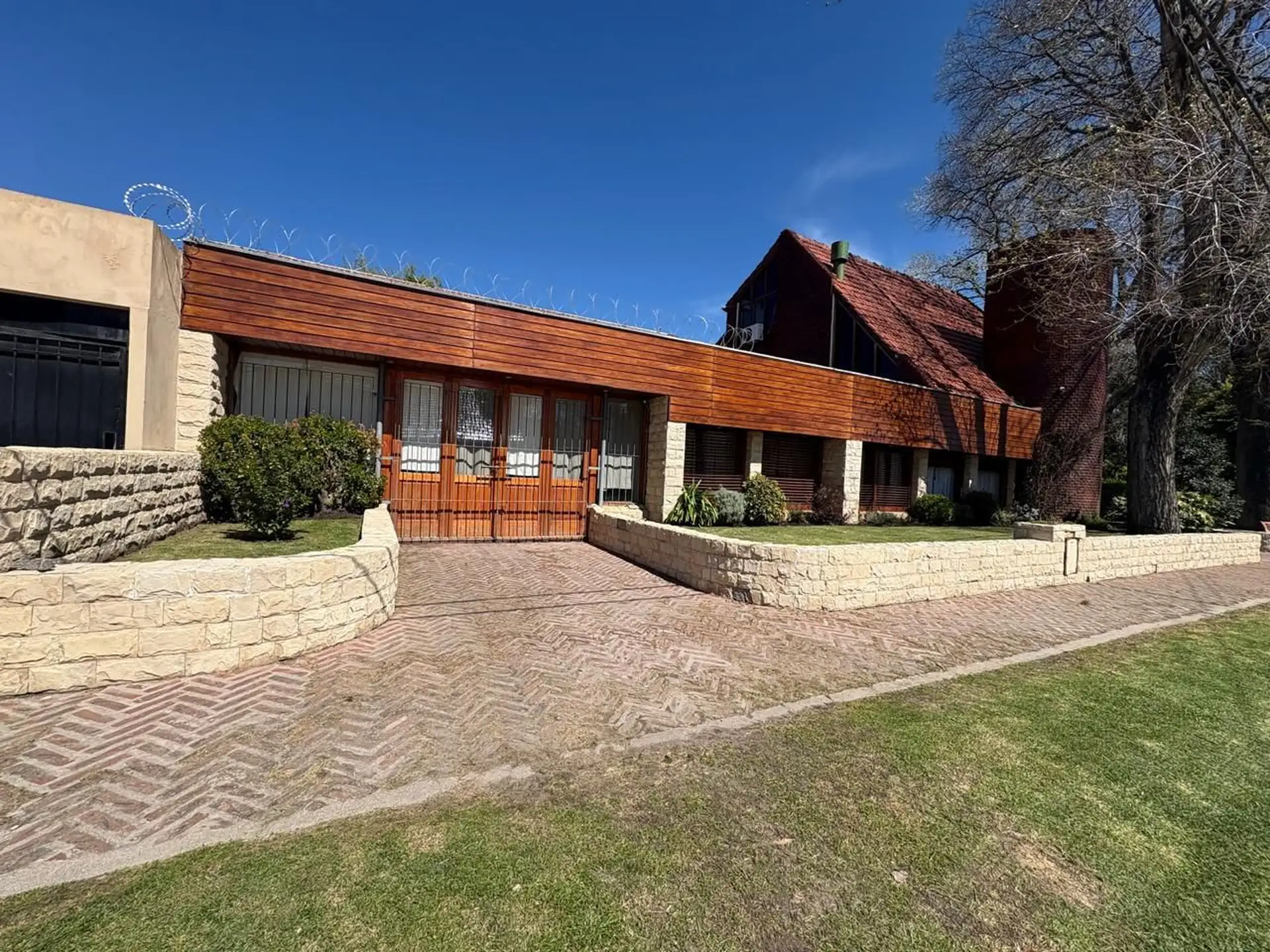 Venta Hermoso chalet de 6 AMBIENTES con parque y pileta en Barrio La Florida