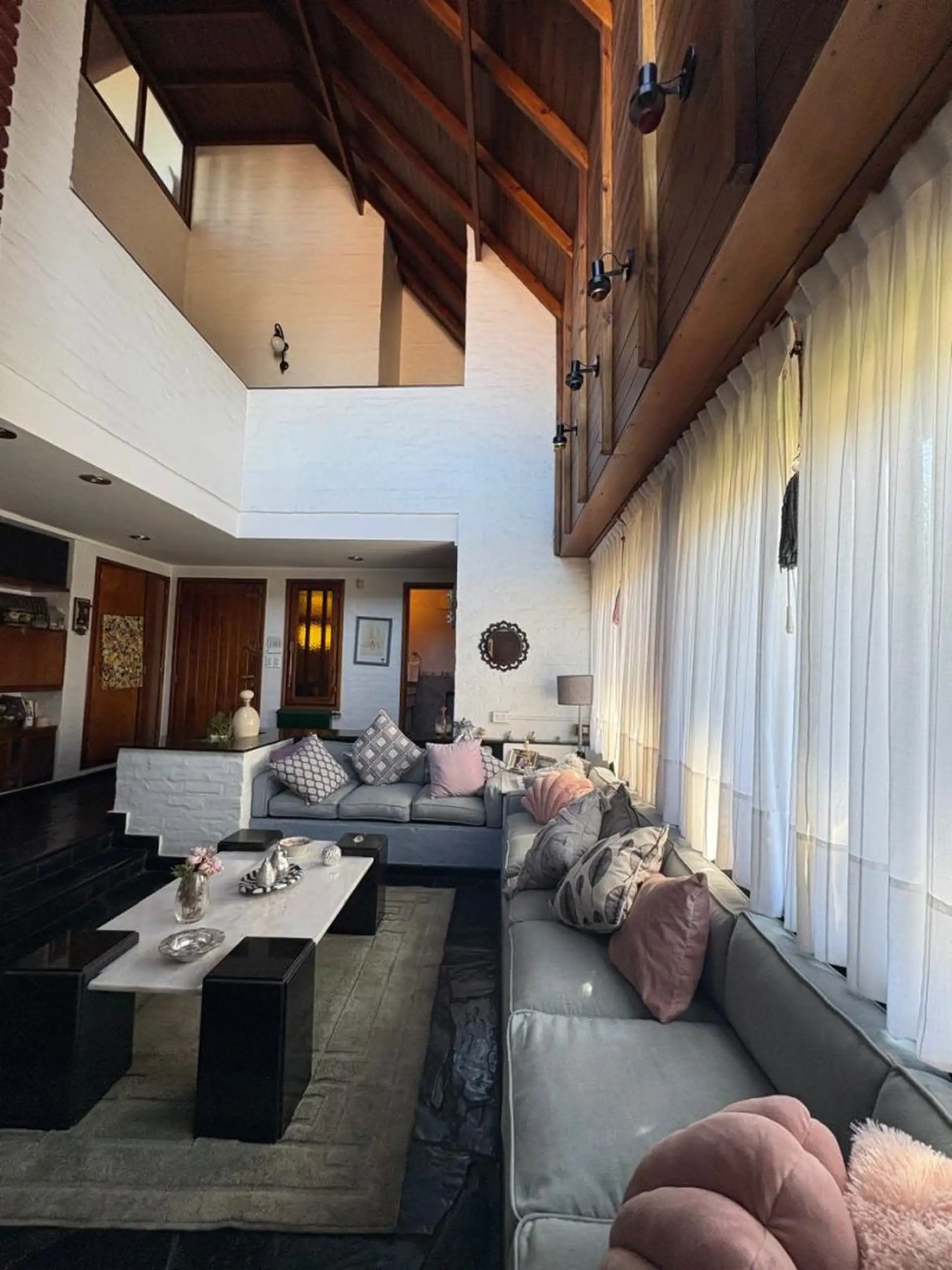 Venta Hermoso chalet de 6 AMBIENTES con parque y pileta en Barrio La Florida
