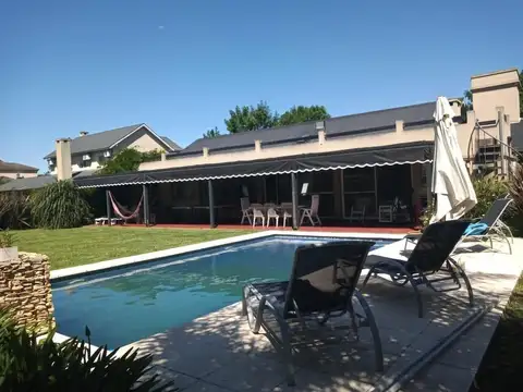 Casa en venta - 3 Dormitorios 4 Baños - Moreno