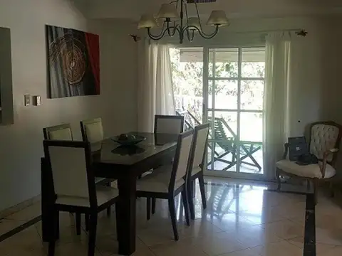 Casa en Alquiler con 4 cocheras