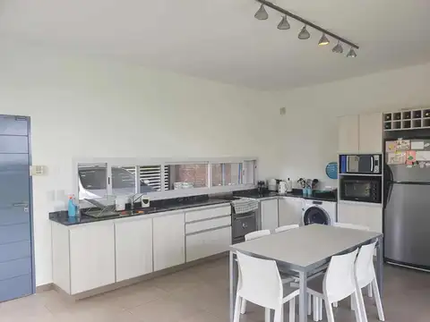 Casa en VENTA c/cochera en B° Los Profesionales