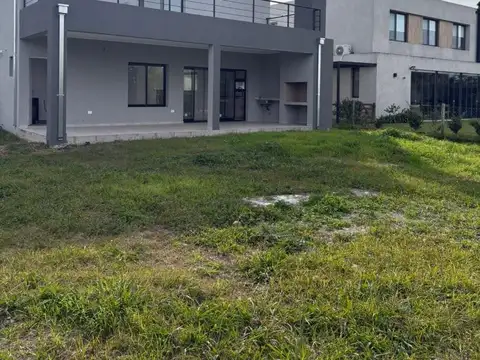 Casa 4 ambientes con 3 baños