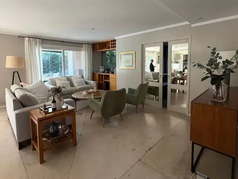 Casa en Alquiler con 4 cocheras