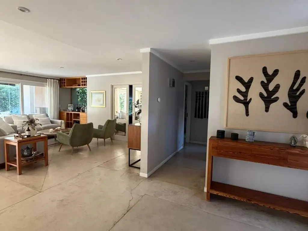 Casa - 292  m² Cubierta | 5 dormitorios | 14 años | 3 baños | 6 ambientes | 4 cocheras