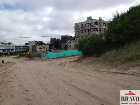 EN VENTA FRACCIÓN de 1474m2, c/planos aprobados p/edificio de renta en Zona Sur