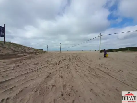 EN VENTA FRACCIÓN de 1474m2, c/planos aprobados p/edificio de renta en Zona Sur