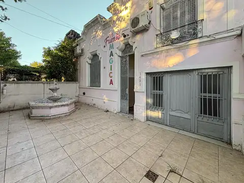 Casona comercial con 6 ambientes y cochera en barrio Belgrano