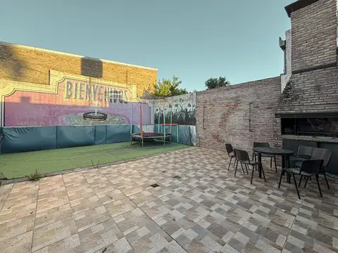 Casa 6 ambientes con 2 baños