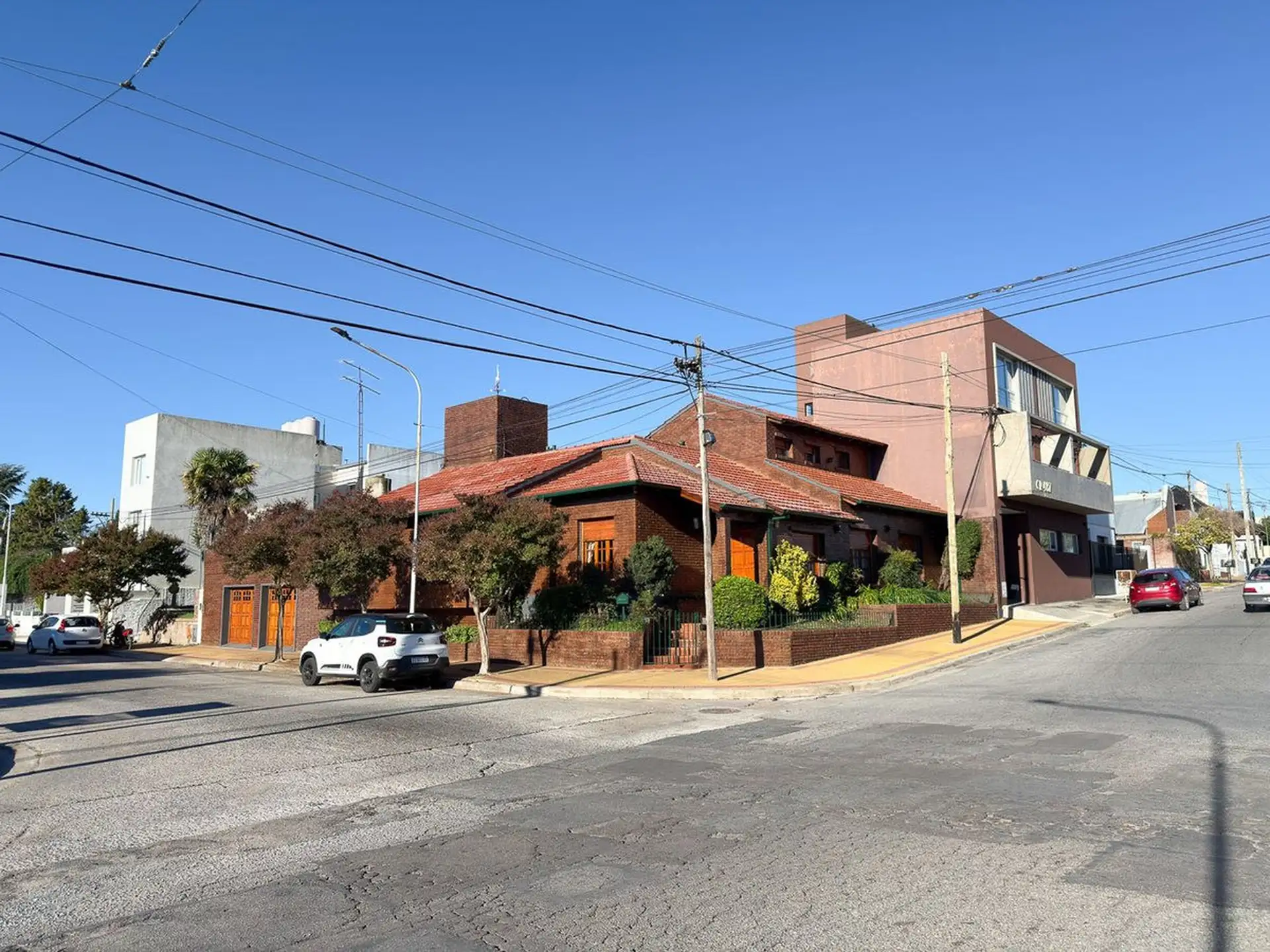 Casa 3 dorm, 236m² en dos plantas con cochera — Caseros 803